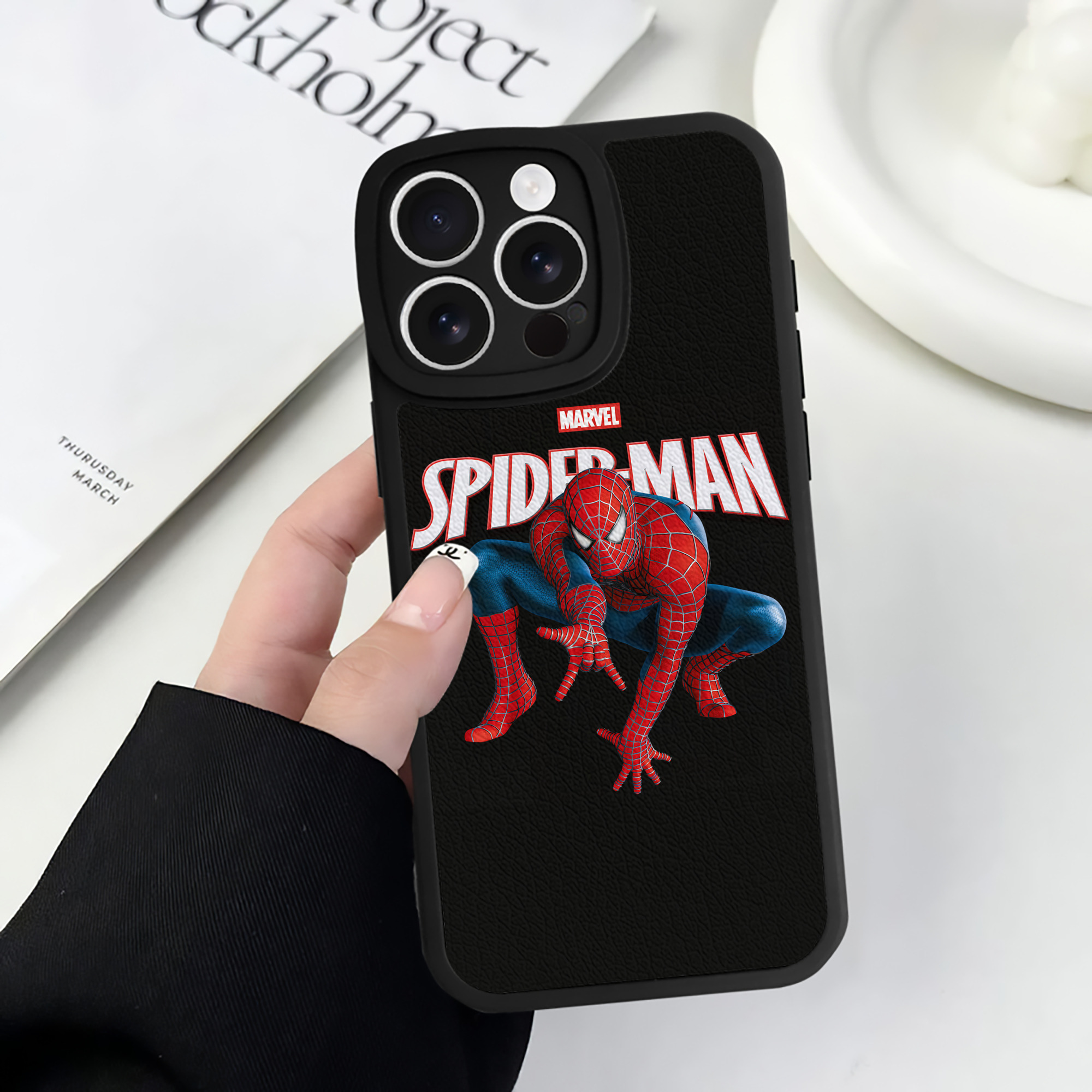 （画像用） Spider Man スパイダーマン 【iPhone 16シリーズ対応】シリコンスマホケース（レザー調） 材質：シリコン